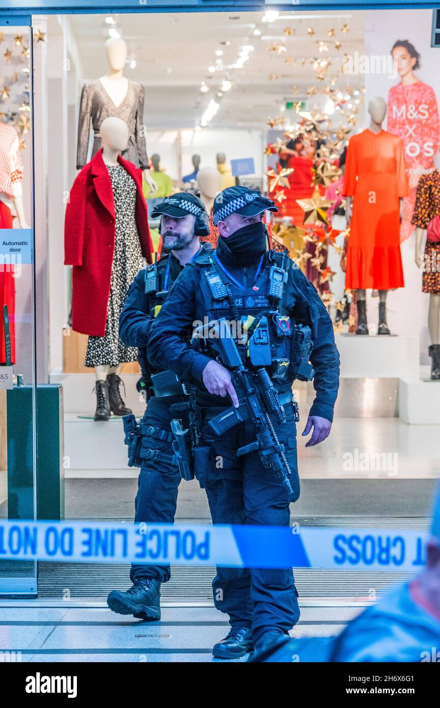 London, UK. 18th Nov, 2021. Armed Police search the Mark & Spencer Store in the Pantheon, Oxford Street. After a person is reported acting strangly and possibly with knife. Credit: Guy Bell/Alamy Live News Stock Photo