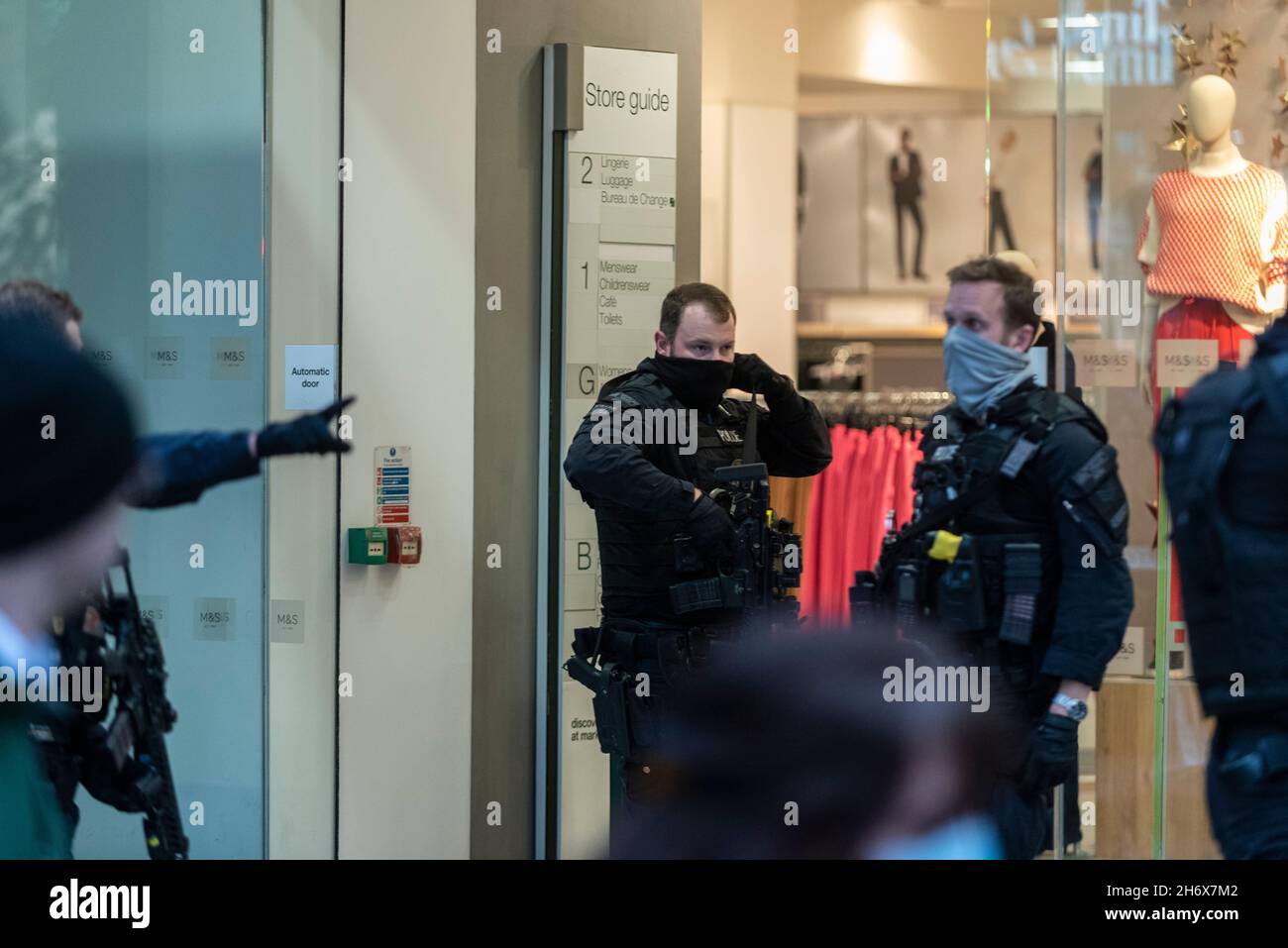 London, UK.  18 November 2021.  Armed police respond to an incident at Marks & Spencer, The Pantheon, on Oxford Street.  A cordon has been placed around the store and there is a report that a man was seen inside the store carrying a knife causing panic amongst shoppers.  Credit: Stephen Chung / Alamy Live News Stock Photo
