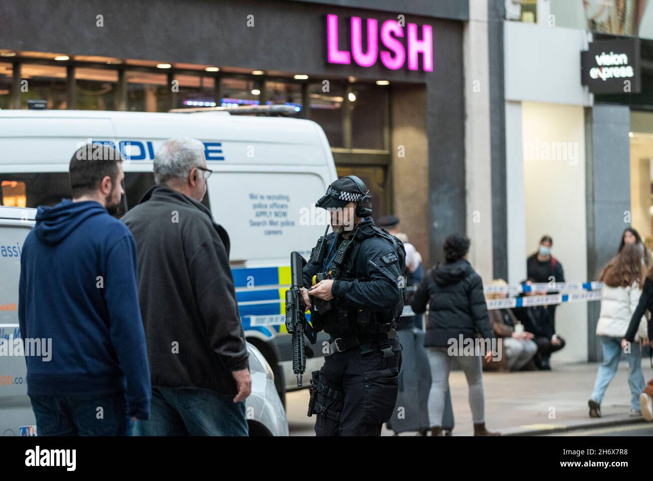London, UK.  18 November 2021.  Armed police respond to an incident at Marks & Spencer, The Pantheon, on Oxford Street.  A cordon has been placed around the store and there is a report that a man was seen inside the store carrying a knife causing panic amongst shoppers.  Credit: Stephen Chung / Alamy Live News Stock Photo