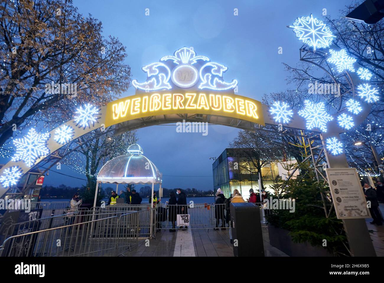 Hamburg, Germany. 18th Nov, 2021. Visitors stand at the 2G control at ...