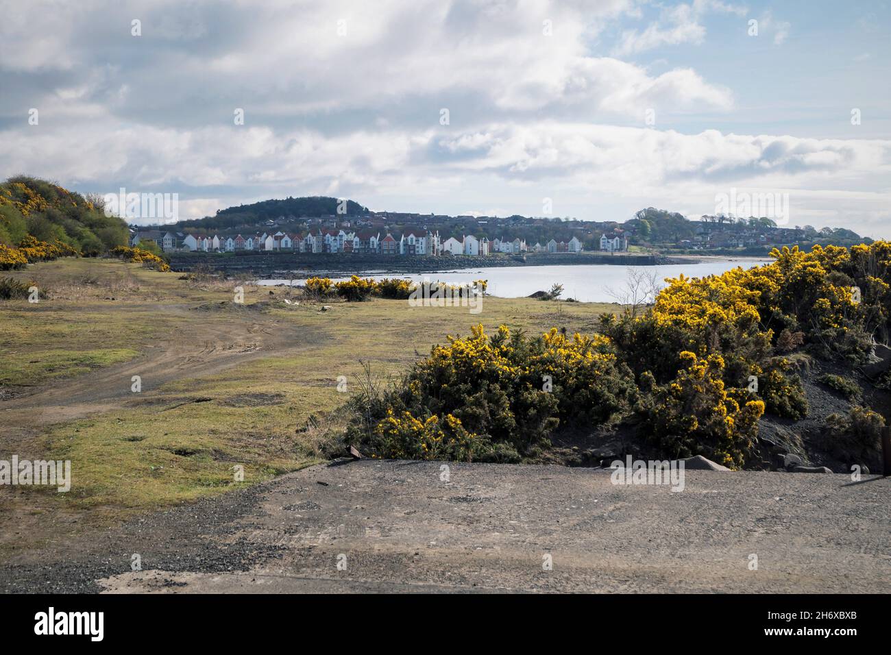 The Fife Coastal Path, east of Inverkeithing, looking east to Dalgety Bay, Fife, Scotland. Stock Photo