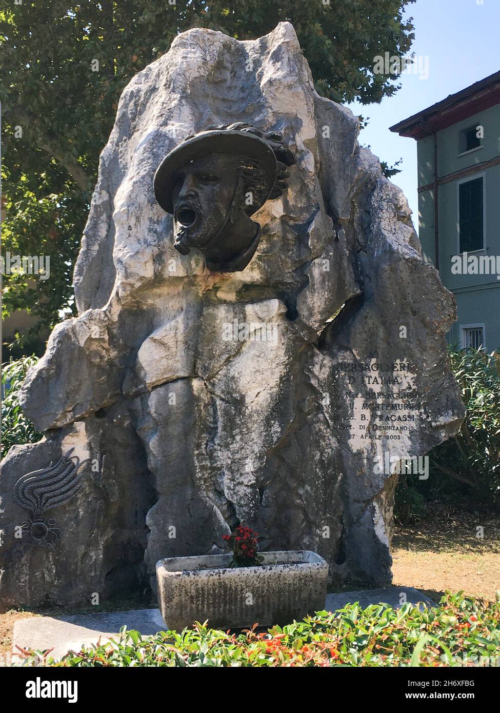 Denkmal Kopf eines Infantrie Schützen Bersaglieri in Desenzano am Gardasee Stock Photo