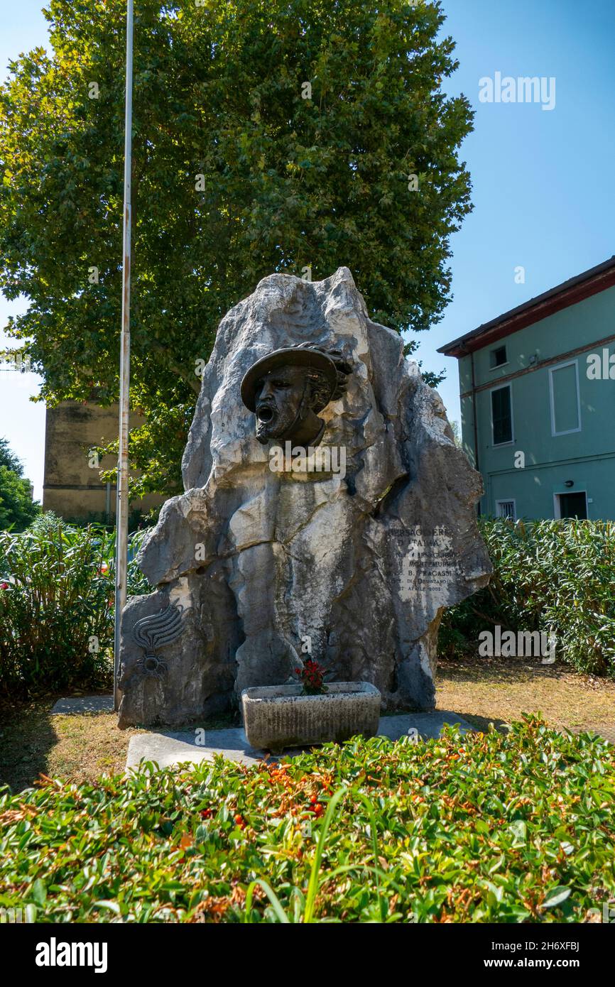 Denkmal Kopf eines Infantrie Schützen Bersaglieri in Desenzano am Gardasee Stock Photo