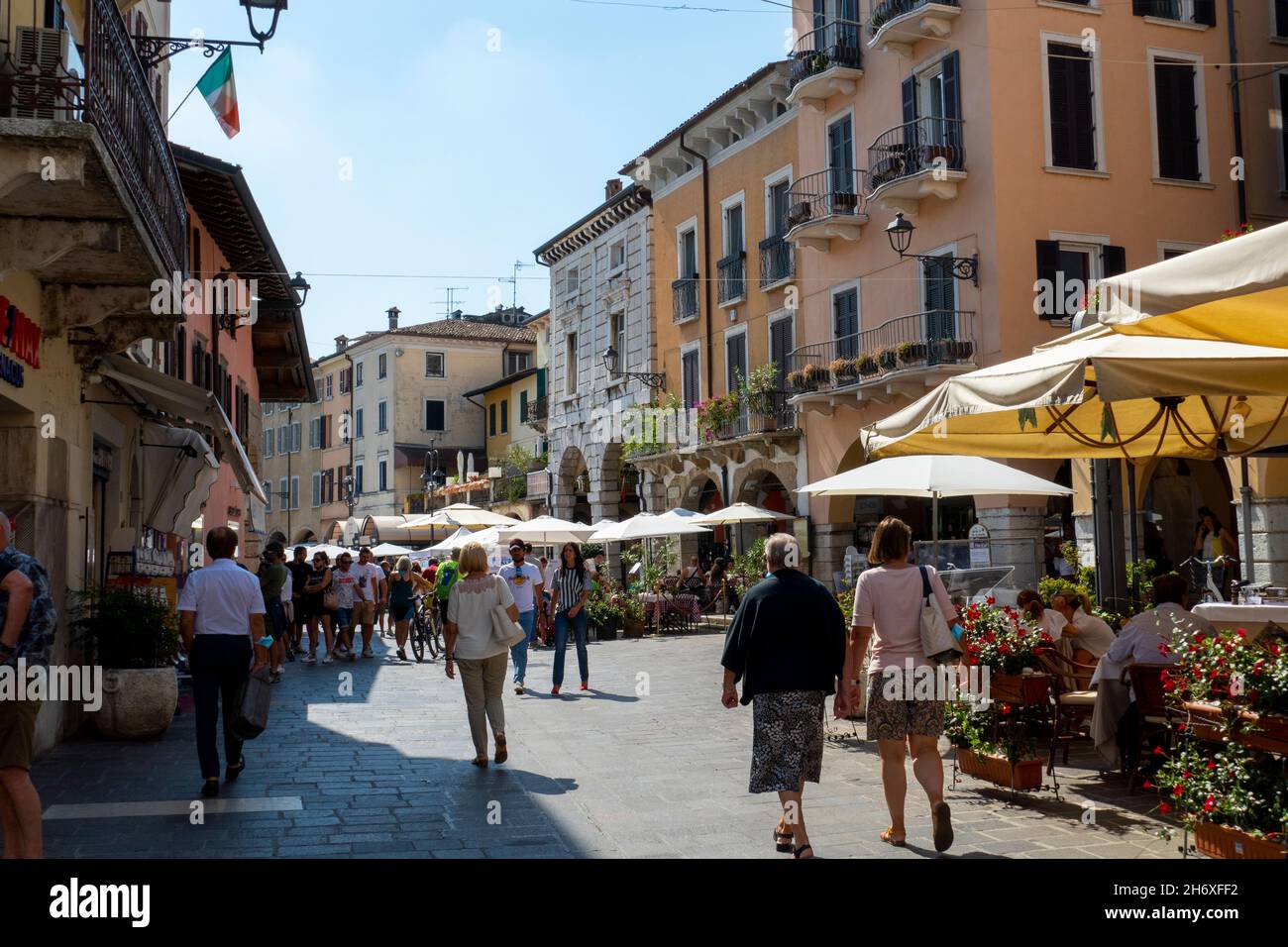 Belebte Altstadt von Desenzano am Gardasee Stock Photo