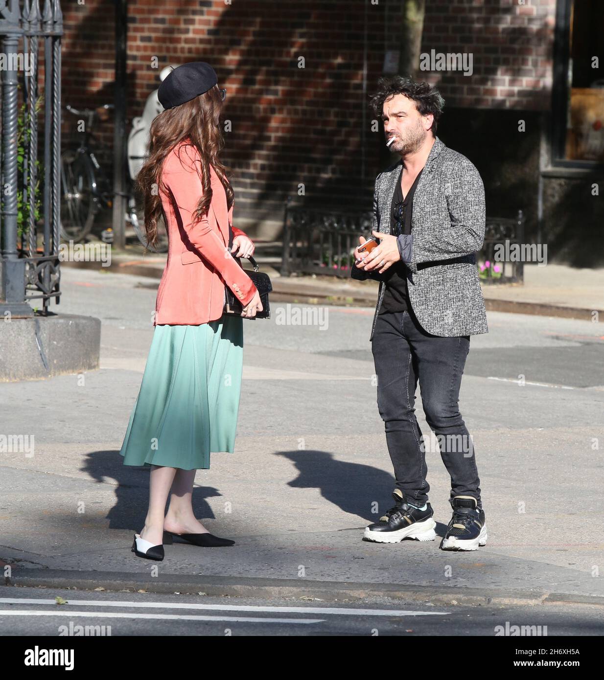 New York Ny 05182019 Johnny Galecki And Pregnant Girlfriend Alaina Meyer On Their Way To 0430