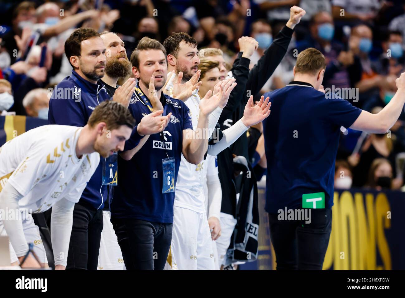 Kiel, Germany. 18th Nov, 2021. Handball: Champions League, THW Kiel -  Aalborg HB, Group Stage, Group A, Matchday 7, Wunderino Arena. The Kiel  players cheer after a goal. Credit: Frank Molter/dpa/Alamy Live
