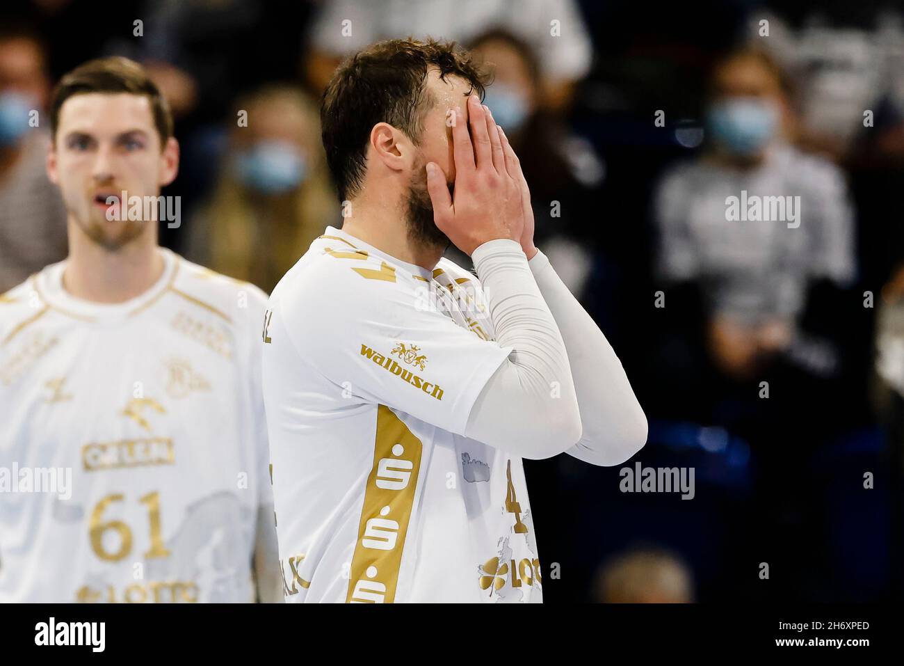 Kiel, Germany. 18th Nov, 2021. Handball: Champions League, THW Kiel -  Aalborg HB, Group Stage, Group A, Matchday 7, Wunderino Arena. Kiel's  Domagoj Duvnjak reacts disappointed after a time penalty. Credit: Frank