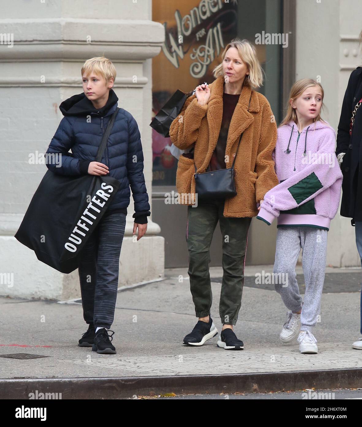 New York - NY - 11/10/2019 - Naomi Wattsand kids Sasha Schreiber (12
