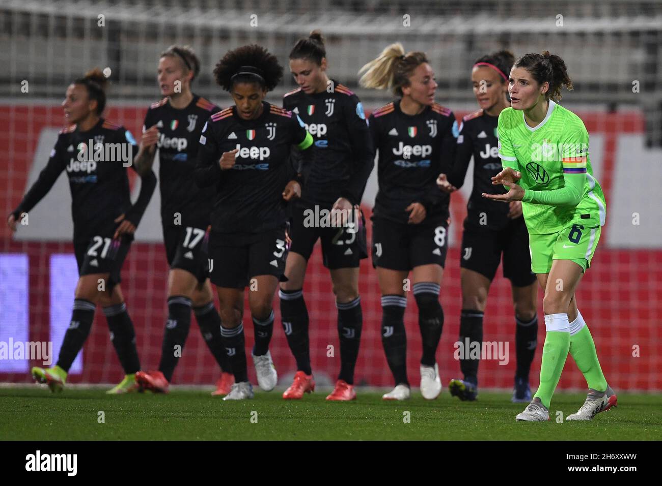 Wolfsburg, Germany. 18th Nov, 2021. Football, Women: Champions League, VfL Wolfsburg - Juventus Turin, Group Stage, Group A, Matchday 4 at AOK Stadion. Wolfsburg's Dominique Janssen (r) cheers on her team after Turin's Lina Hurtig scored to make it 0:1. Credit: Swen Pförtner/dpa/Alamy Live News Stock Photo