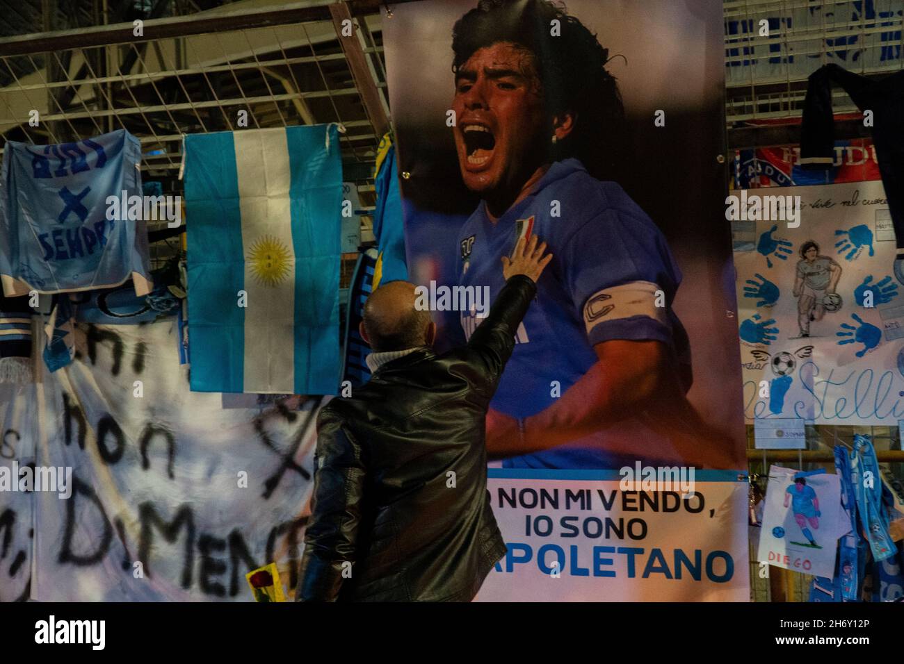 Napoli, stadio San Paolo, cimeli per ricordare Maradona nei giorni della morte Stock Photo