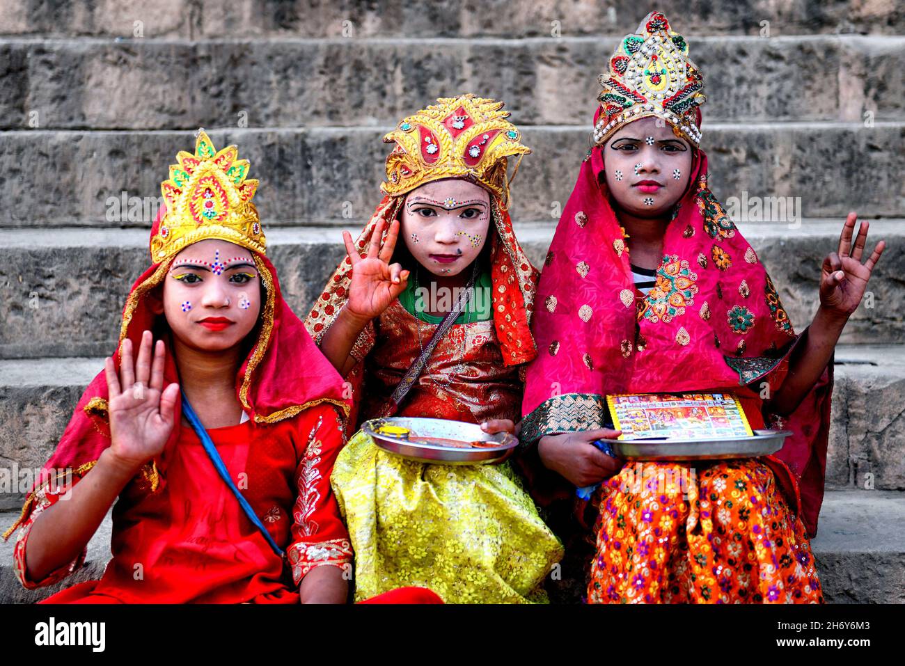 Varanasi, India. 18th Nov, 2021. Little children dressed as different Hindu Mythological Character for collecting offerings from Devotees during the festival.Dev deepavali/Diwali is the biggest festival of light celebration in Kartik Poornima (Mid-Autumn) where devotees decorate the river bank with millions of lamps like part of the festival. (Photo by Avishek Das/SOPA Images/Sipa USA) Credit: Sipa USA/Alamy Live News Stock Photo