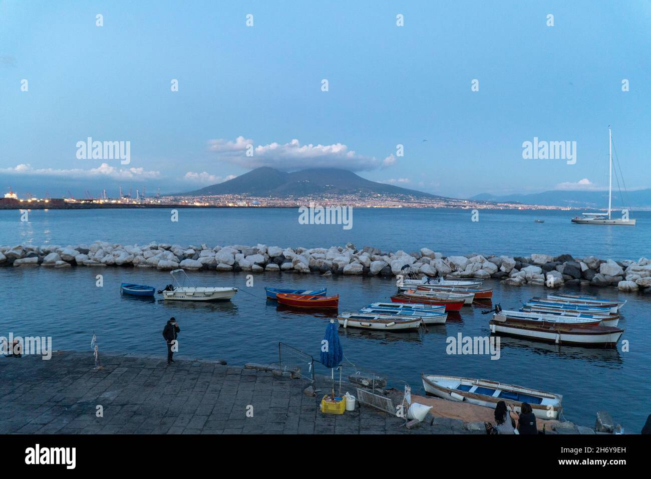 Napoli, rotonda di via Nazario Sauro, turisti e barche sul lungomare di Santa Lucia Stock Photo