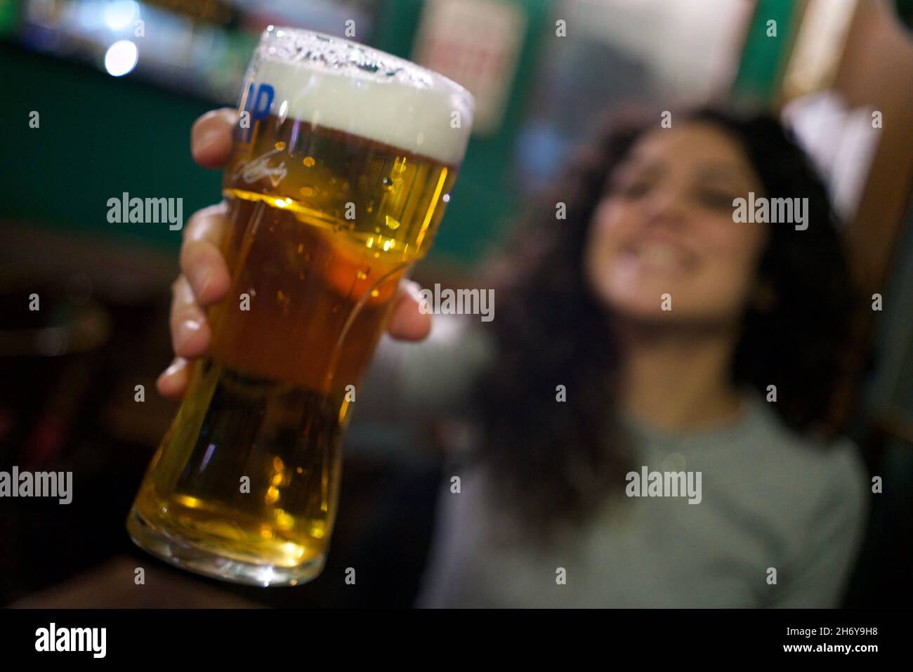 Ragazza con boccale di birra in pub Stock Photo