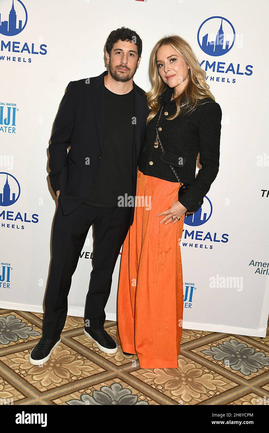 Jason Biggs and wife Jenny Mollen Biggs attends Citymeals on Wheels