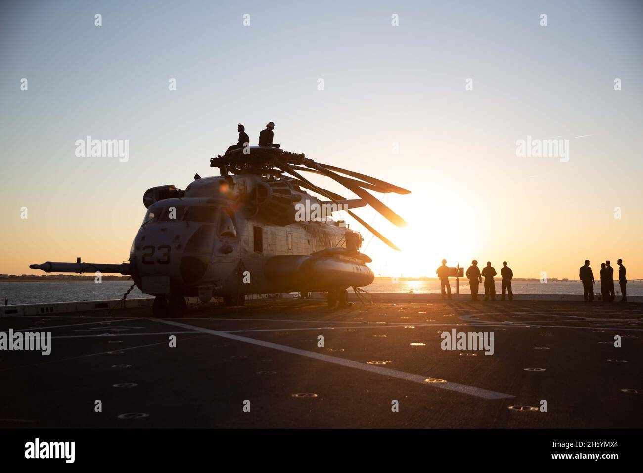 North Carolina, USA. 20th Oct, 2021. U.S. Marines with the 22nd Marine Expeditionary Unit (MEU) gather on the flight deck of the USS Arlington (LPD-24) after coming on board in Morehead City, North Carolina, Oct. 20, 2021. The Marines joined the crew of the Arlington for PHIBRON''“MEU Integrated training (PMINT) in preparation for an upcoming deployment. PMINT is the first at-sea period in the MEUs Predeployment Training Program; it aims to increase interoperability and build relationships between Marines and Sailors. Credit: U.S. Marines/ZUMA Press Wire Service/ZUMAPRESS.com/Alamy Live News Stock Photo