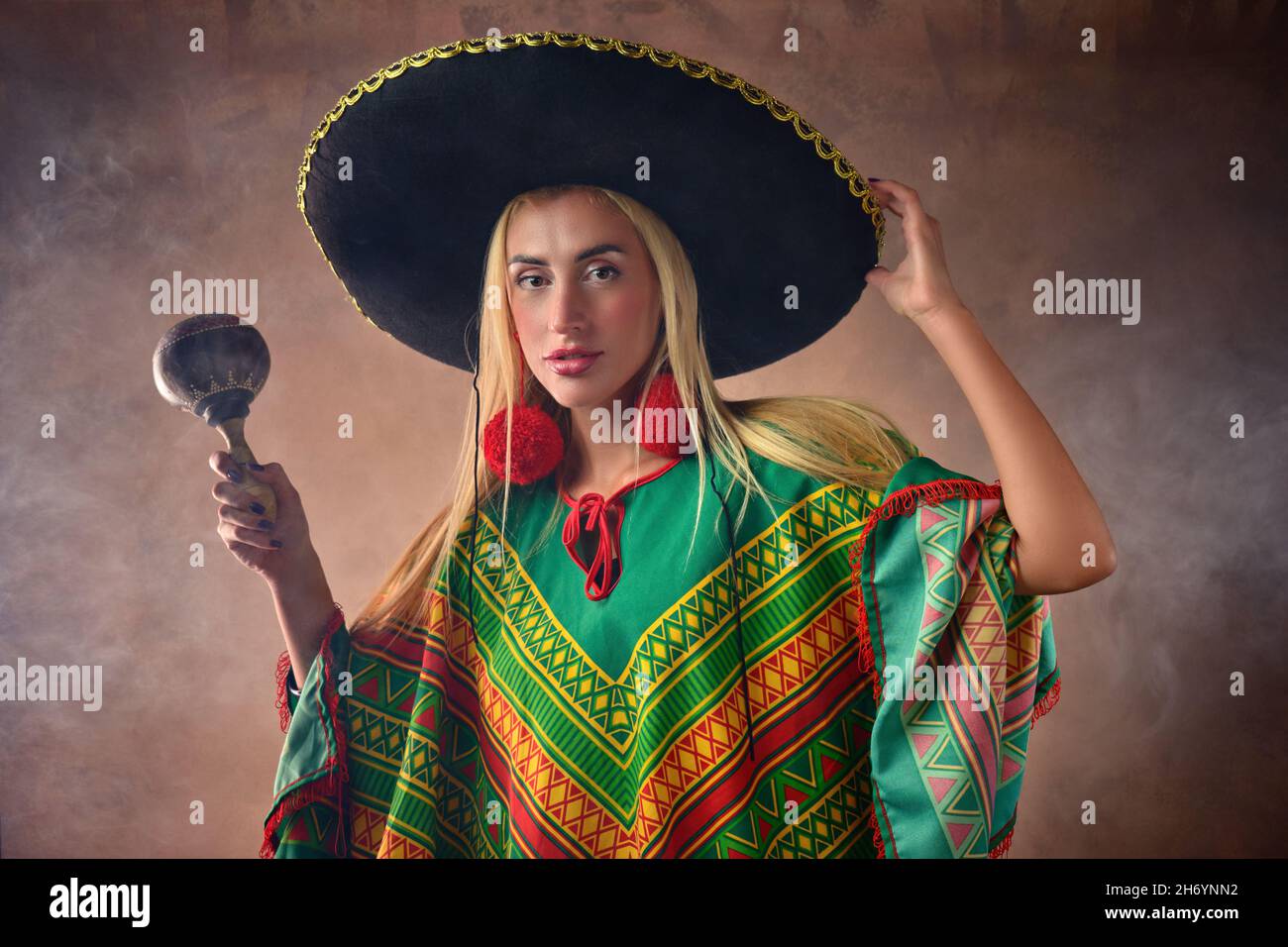 Mexican maracas sombrero hat hi-res stock photography and images - Alamy