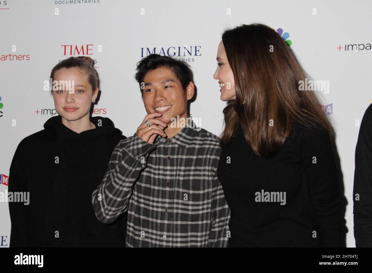 Los Angeles, USA. Nov 18th 2021: Shiloh Jolie-Pitt, Angelina Jolie, Pax Thien Jolie-Pitt 11/18/2021 The Los Angeles Premiere of 'Paper & Glue' held at the Museum of Tolerance in Los Angeles, CA Photo by Izumi Hasegawa/HollywoodNewsWire.net Credit: Hollywood News Wire Inc./Alamy Live News Stock Photo