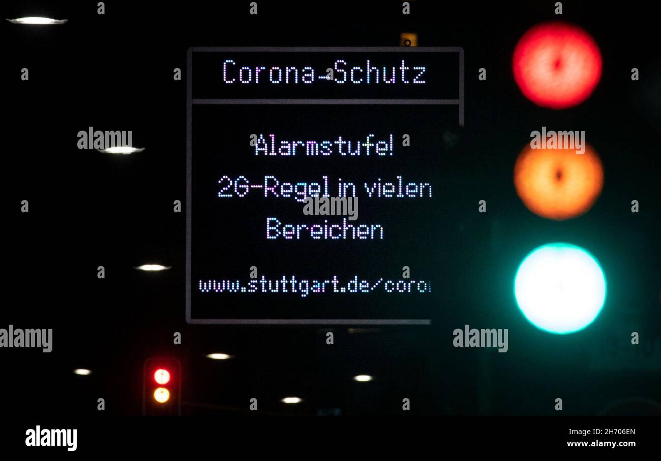 Stuttgart, Germany. 19th Nov, 2021. A display indicates the Corona alert level "2G rule in many areas!" in the city centre, while a traffic light changes from red to green. Since November 17, 2021, the Corona alert level has been in effect in Baden-Württemberg, where unvaccinated people are largely excluded from participating in many recreational, cultural and sporting events. Credit: Marijan Murat/dpa/Alamy Live News Stock Photo
