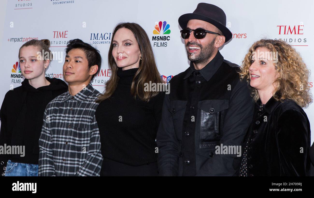Los Angeles, United States. 18th Nov, 2021. LOS ANGELES, CALIFORNIA, USA - NOVEMBER 18: Shiloh Jolie-Pitt, Pax Thien Jolie-Pitt, actress Angelina Jolie, street artist JR and producer Sara Bernstein arrive at the Los Angeles Premiere Of MSNBC Films' 'Paper & Glue: A JR Project' held at the Museum Of Tolerance on November 18, 2021 in Los Angeles, California, United States. (Photo by Rudy Torres/Image Press Agency) Credit: Image Press Agency/Alamy Live News Stock Photo