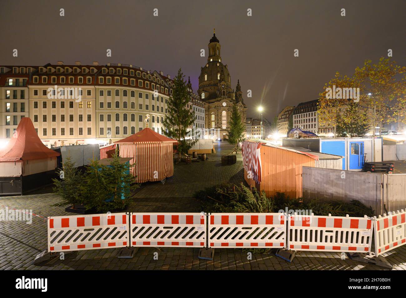 Dresden, Germany. 19th Nov, 2021. Barriers stand in front of the Frauenkirche during the construction work of the Historical Christmas Market on the Neumarkt. Credit: Robert Michael/dpa-Zentralbild/dpa/Alamy Live News Stock Photo
