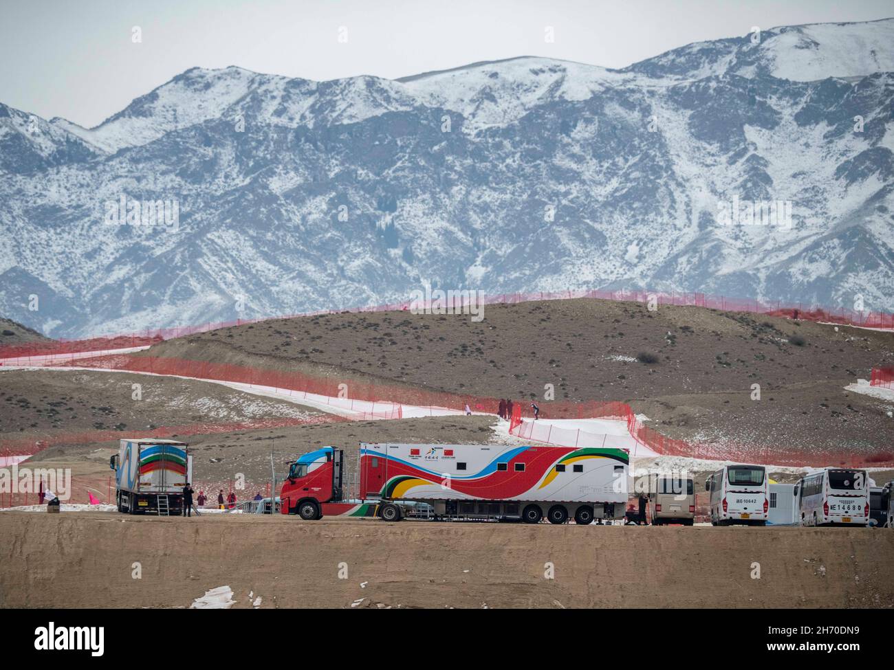 Wenquan, China's Xinjiang Uygur Autonomous Region. 17th Nov, 2021. Photo shows the new waxing truck in Wenquan County, northwest China's Xinjiang Uygur Autonomous Region, Nov. 17, 2021. China's very first self-developed waxing truck was deployed during the Chinese national cross-country skiing team training session for the 2022 Olympic Winter Games. It comes with 6 waxing benches, cabins for storaging and other uses. Credit: Hu Huhu/Xinhua/Alamy Live News Stock Photo