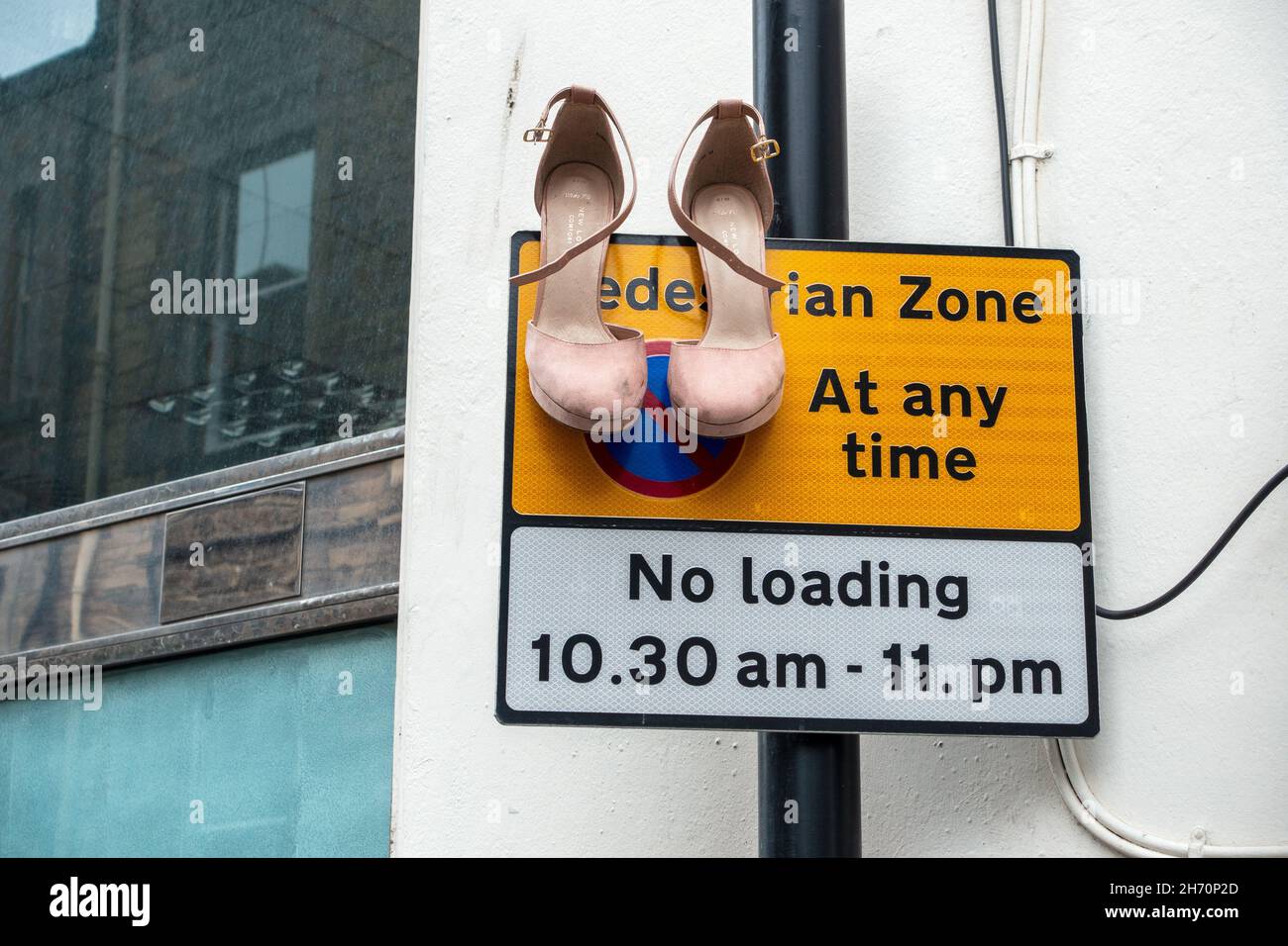 Lost Pair Of Womens High Heel Pink Shoes On A UK No Parking Sign Edinburgh Scotland Stock Photo