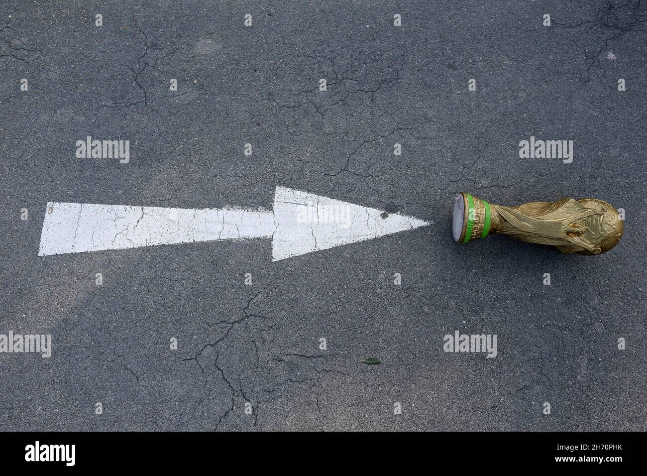 One direction kick off their hi-res stock photography and images - Alamy, image size:1300x956