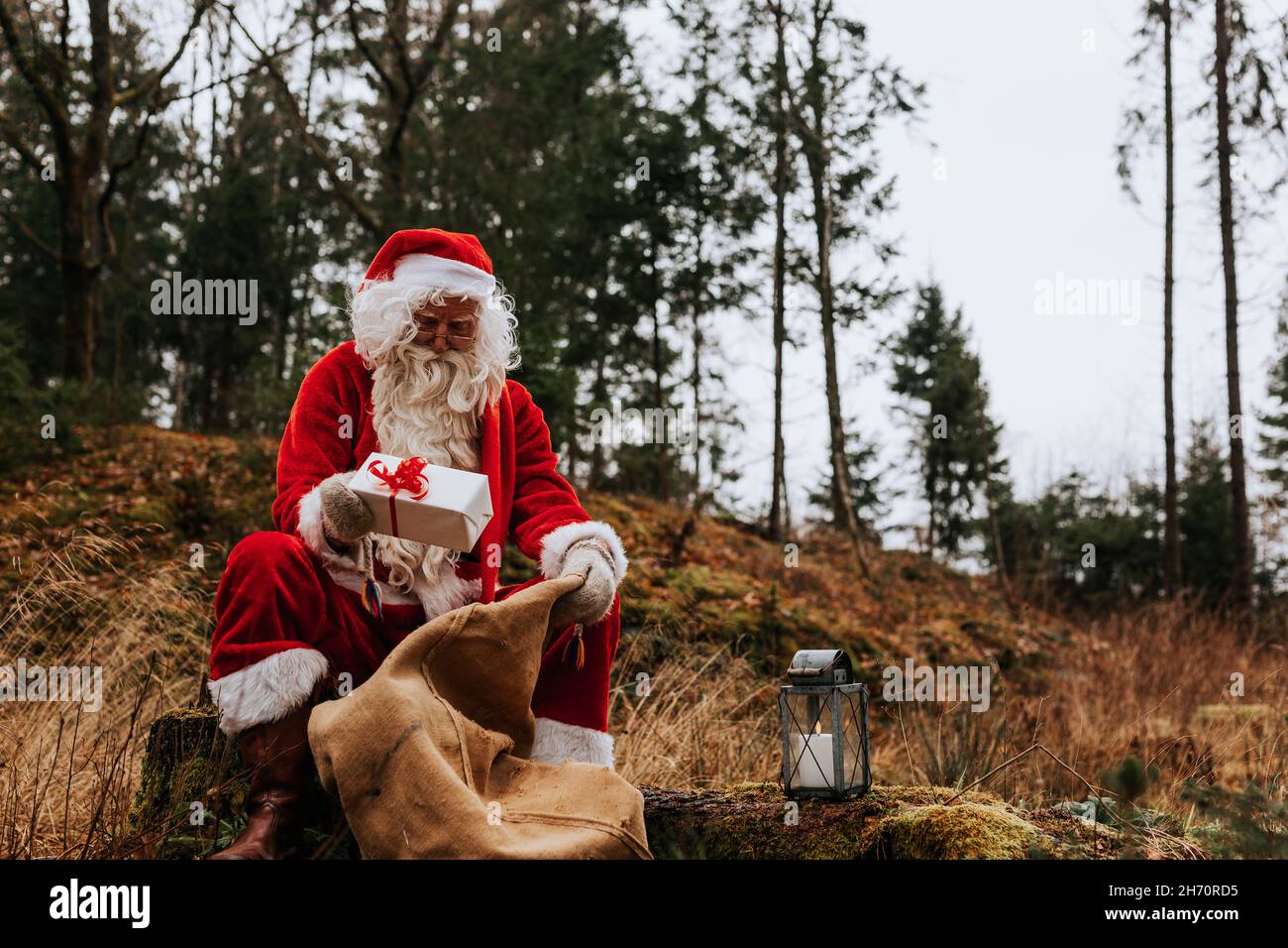 Sitting man wearing grey hi-res stock photography and images - Alamy