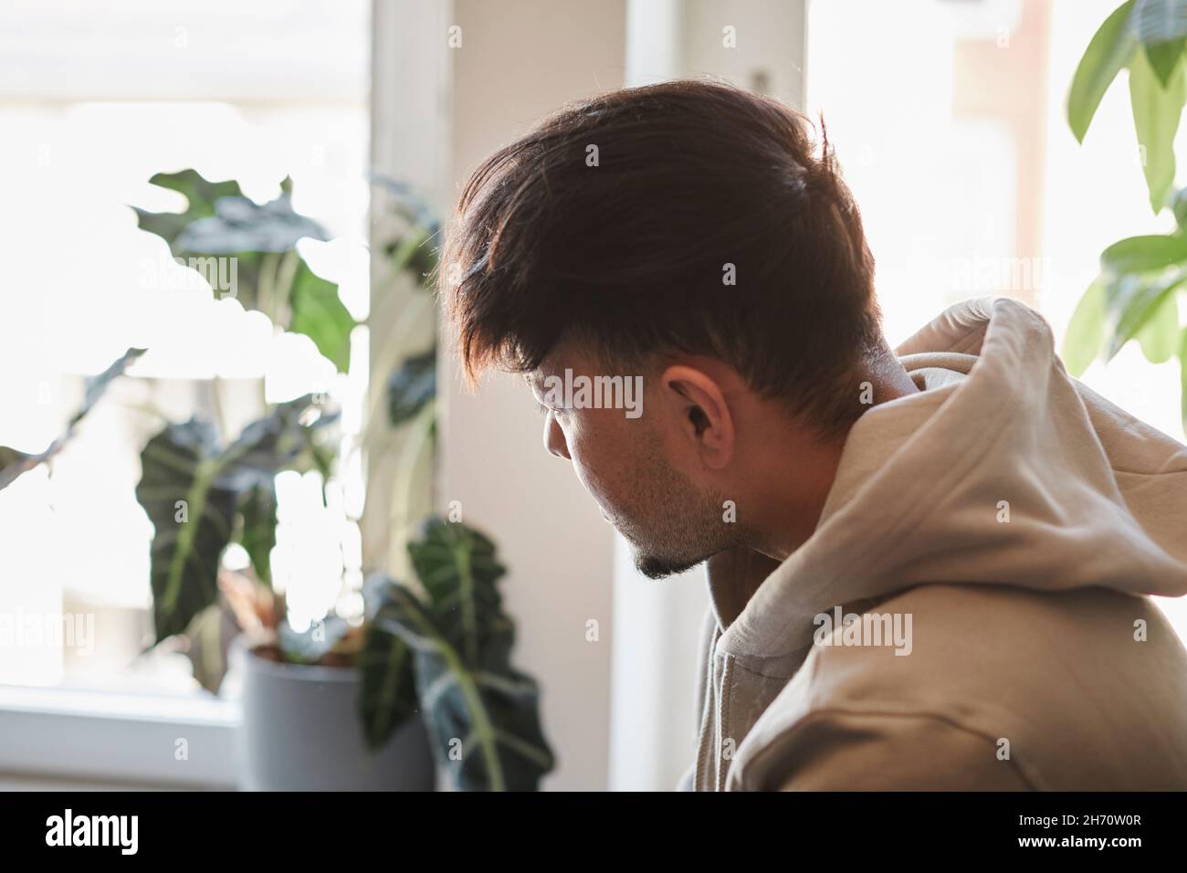 People looking cold unhappy hi-res stock photography and images - Alamy