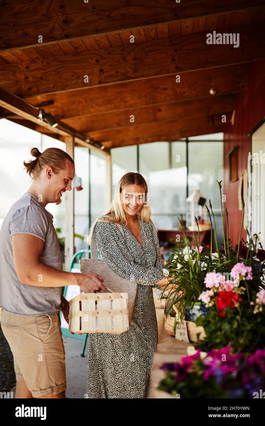 Couple choosing flowers in shop Stock Photo - Alamy