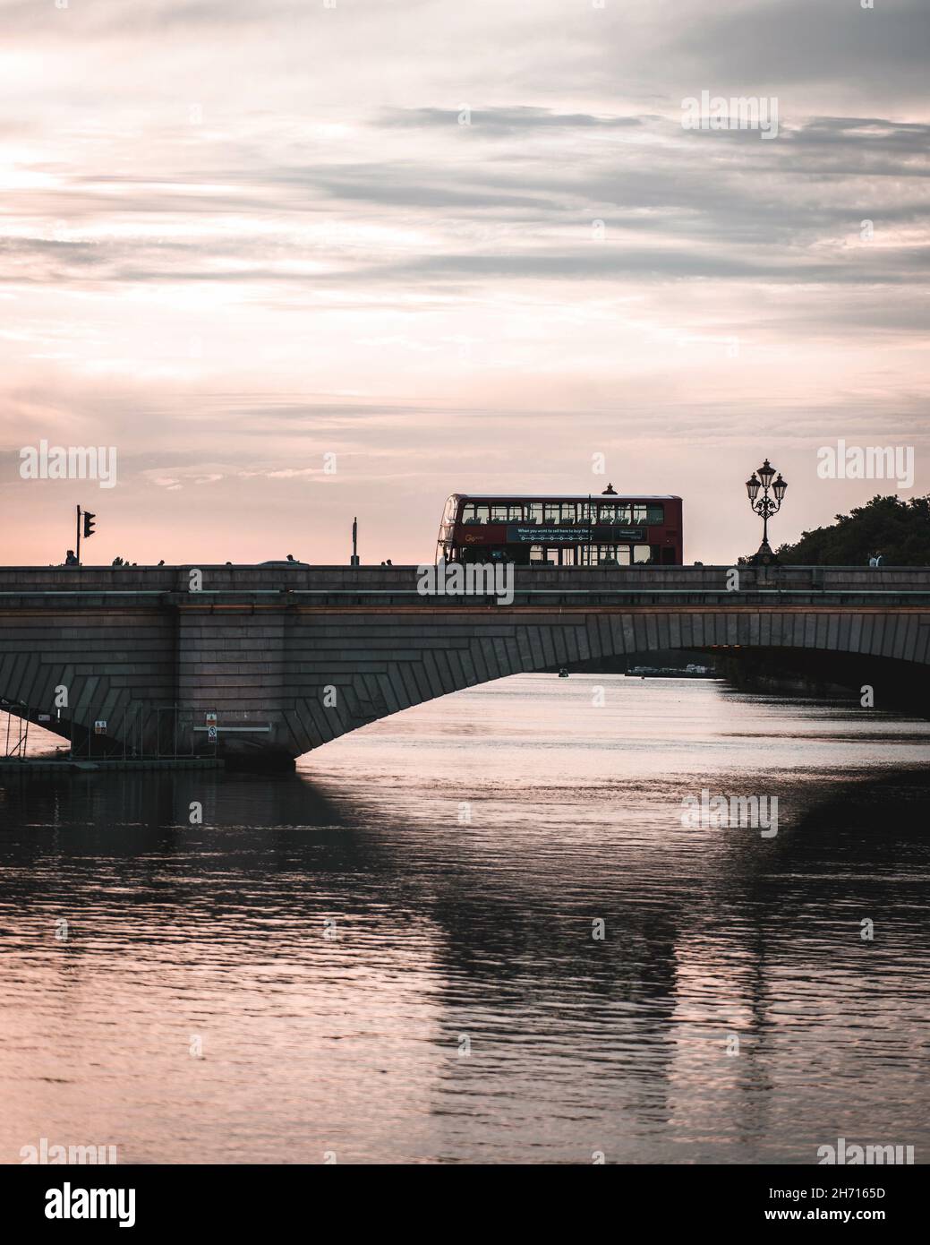 LONDON, UNITED KINGDOM - Aug 28, 2021: A beautiful sunset over the Putney bridge in London Stock Photo