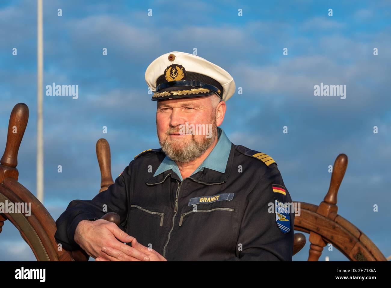 Porträt des Kommandanten des Segelschulschiffes Gorch Fock der Deutschen Marine an Bord der Bark Stock Photo