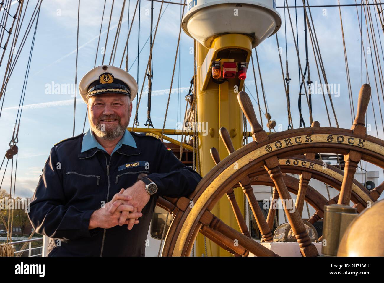 Kommandant des Segelschulschiffes Gorch Fock der Deutschen Marine an Bord bei einem Pressetermin zur Wiederindienstellung des Schiffes nach einer läng Stock Photo