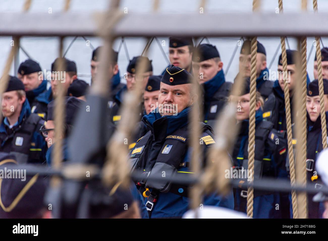 Besatzung an Deck der Gorch Fock angetreten zum Befehlsempfang Stock Photo