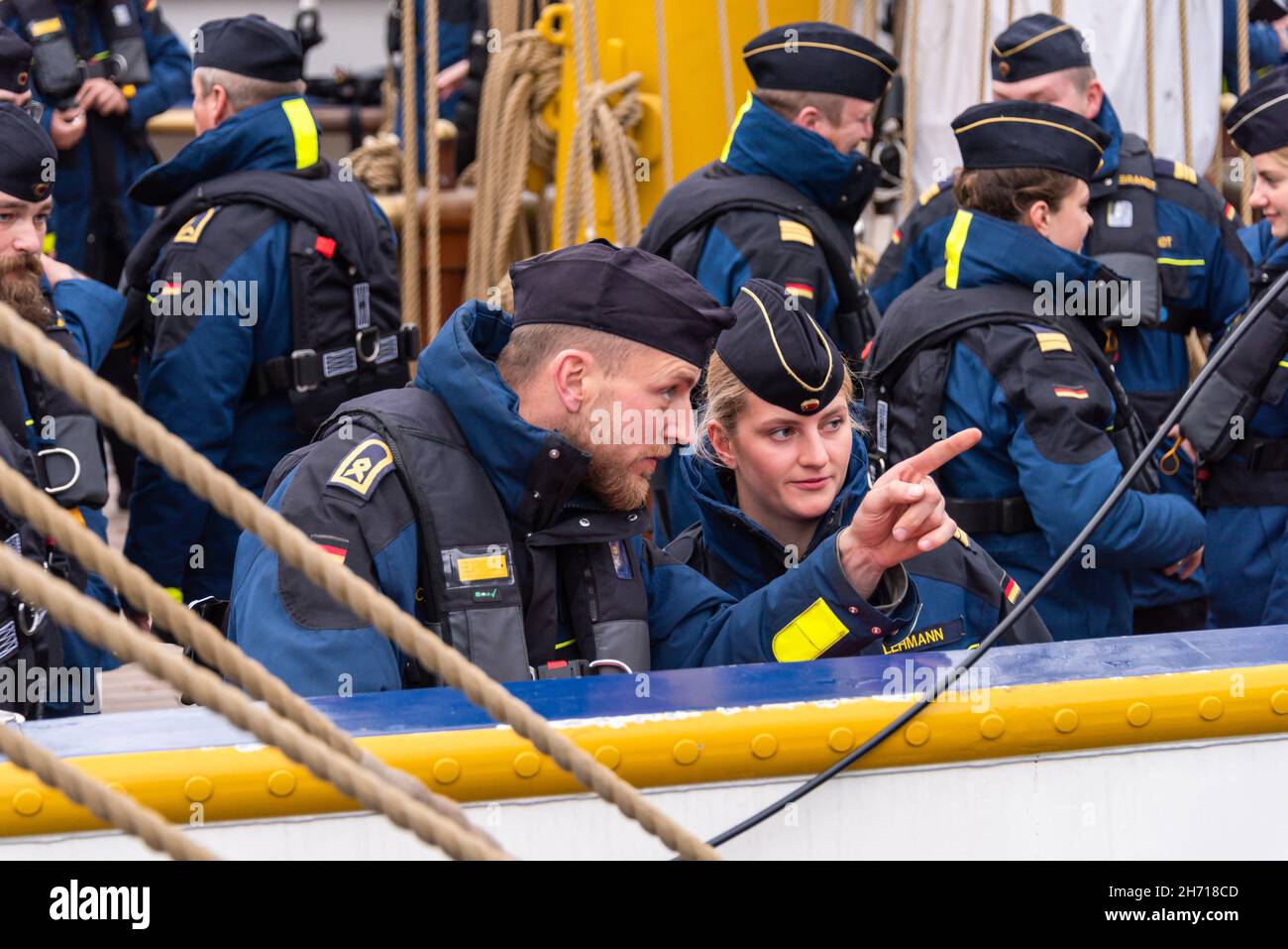 Die Besatzung des Segelschulschiffes Gorch Fock der Deutschen Marine angetreten zum Auftakt einer Ausbildungsfahrt Stock Photo