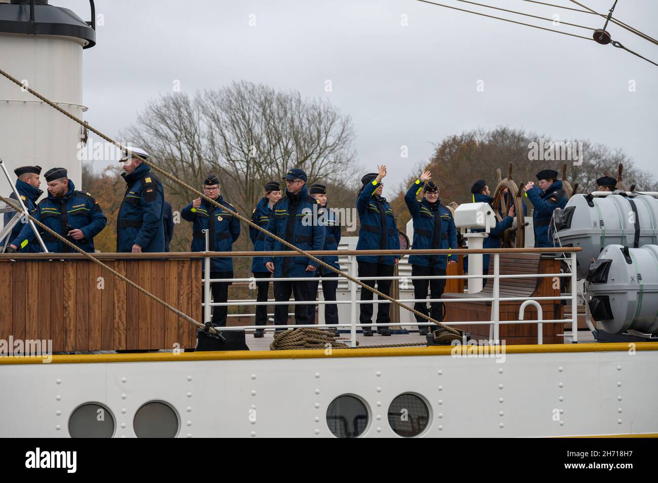 Besatzung des Segelschulschiffes der Deutschen Marine an Deck angetreten Stock Photo