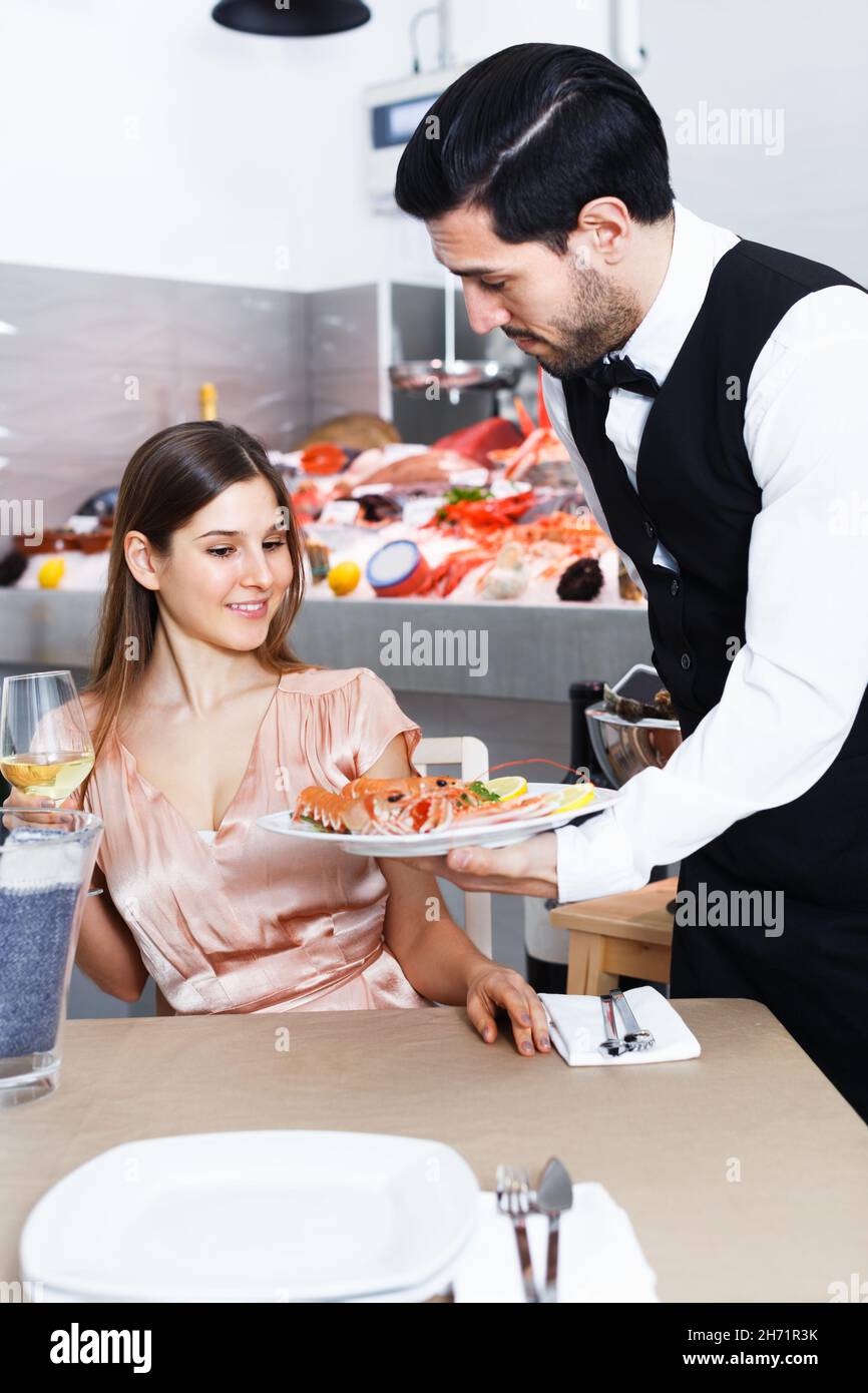 официант с кофе. официант несет десерт. официант с кофе в отеле. Waiters bringing. жирный бизнесмен в кафе.