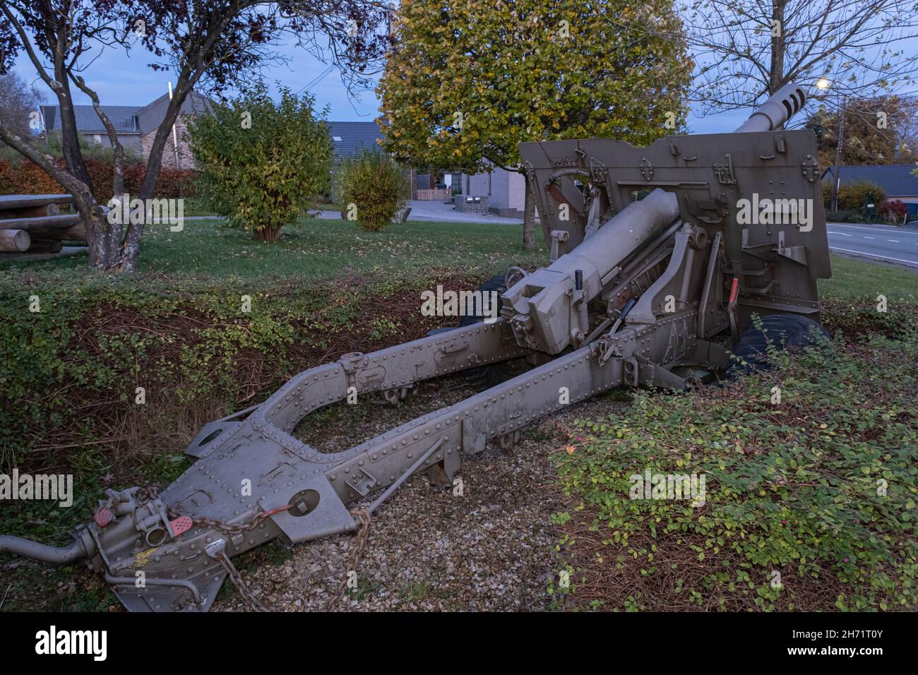 Werbomont, Belgium - November 1, 2021: British Ordnance QF 25 pounder later refitted with a 105mm barrel by both the Belgium and Luxemburgian Army in Stock Photo
