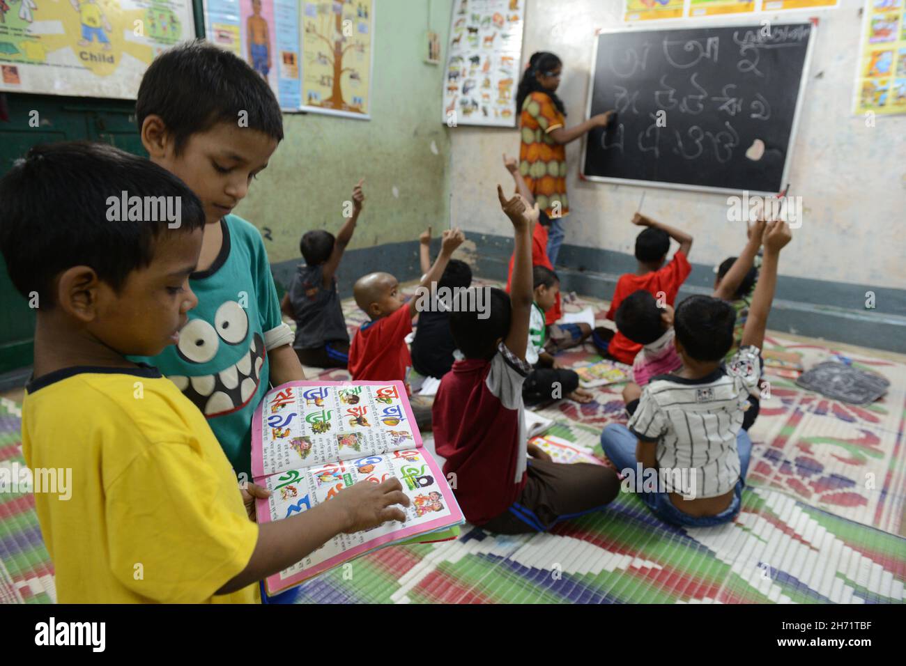 Classroom education, counselling support and first aid techniques provided to street kids. Kolkata, India. Stock Photo
