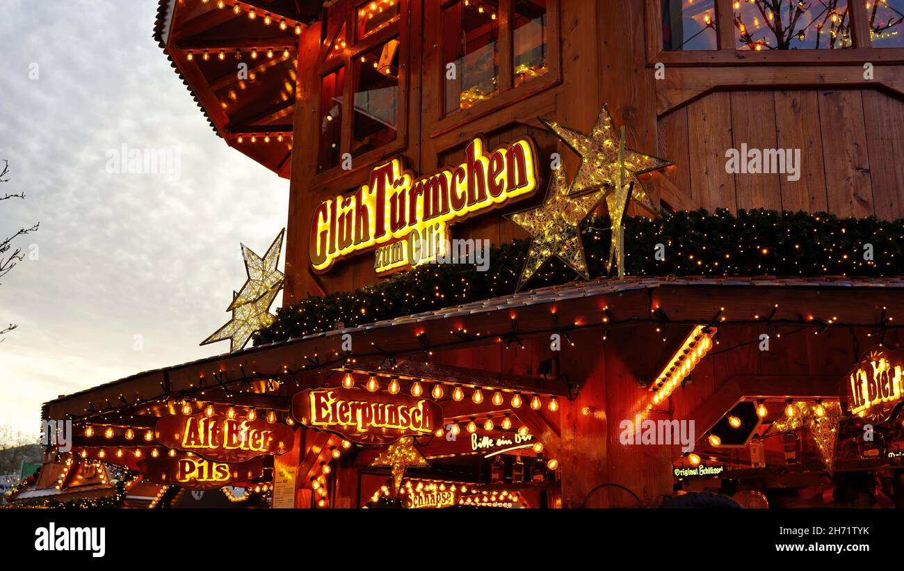 Mulled wine stand at the Christmas market 2021 on Schadowplatz in downtown Düsseldorf/Germany. Stock Photo