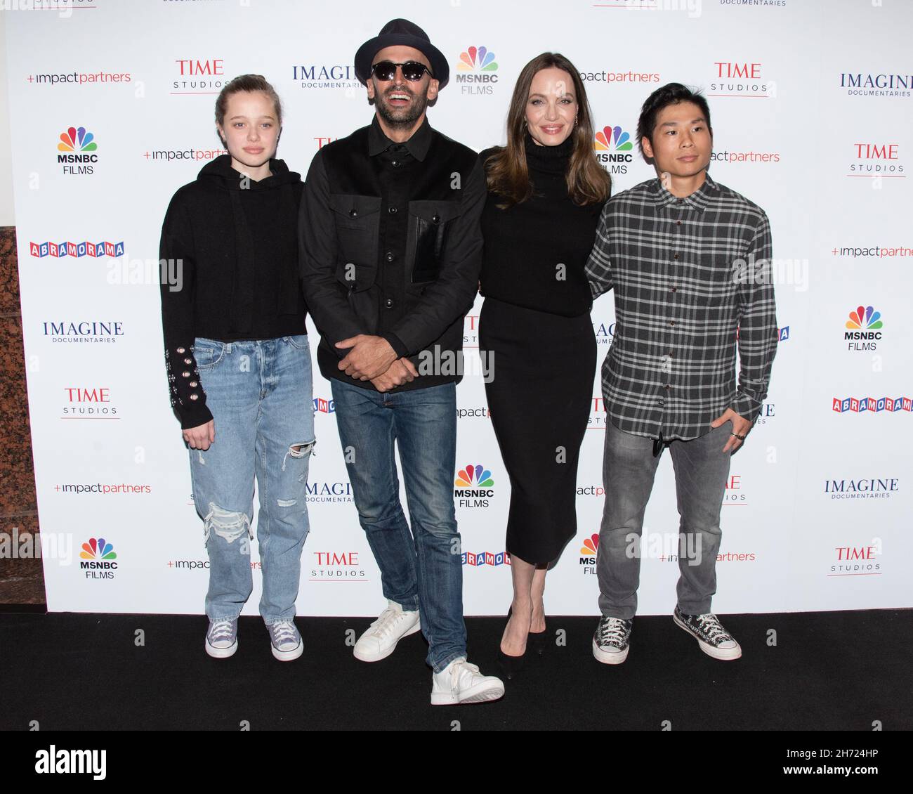 November 18, 2021, California, Los Angeles, USA: Shiloh Jolie-Pitt, JR, Angelina Jolie and Pax Jolie-Pitt attend The Los Angeles Premiere of 'Paper and Glue: A JR Project' (Credit Image: © Billy Bennight/ZUMA Press Wire) Stock Photo