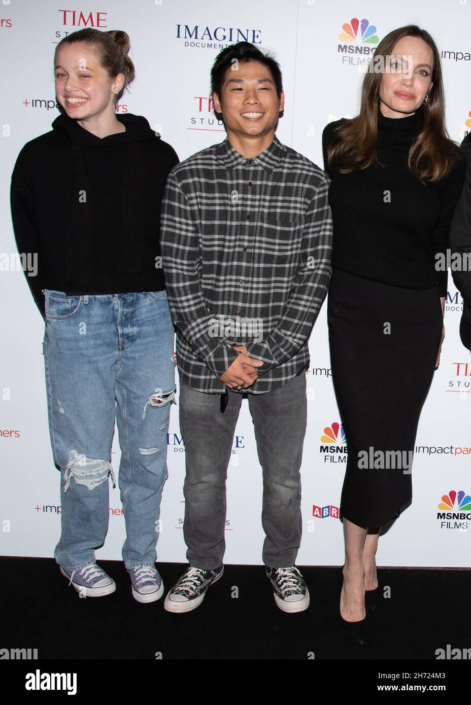 November 18, 2021, California, Los Angeles, USA: Shiloh Jolie-Pitt, Angelina Jolie, and Pax Jolie-Pitt attend The Los Angeles Premiere of 'Paper and Glue: A JR Project' (Credit Image: © Billy Bennight/ZUMA Press Wire) Stock Photo