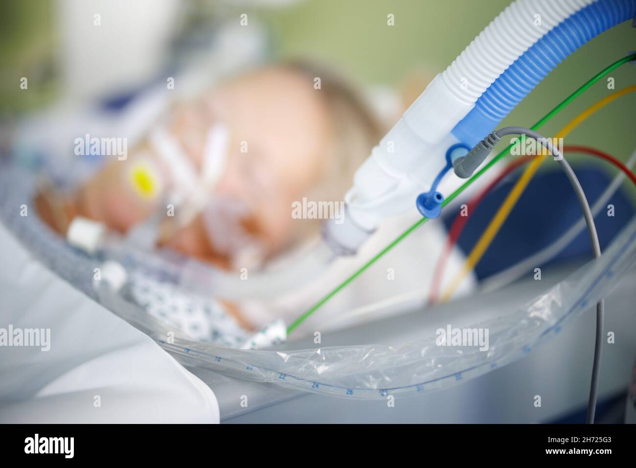 Gauting, Germany. 19th Nov, 2021. Ventilation tubes are seen in front of an intubated Corona patient in an intensive care bed room at the Asklepios Clinic. Credit: Matthias Balk/dpa/Alamy Live News Stock Photo