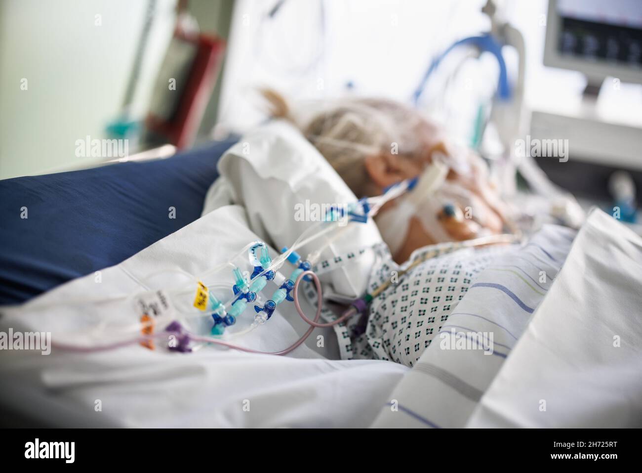 Gauting, Germany. 19th Nov, 2021. Infusion tubes are seen at the bedside of an intubated Corona patient in an intensive care room at the Asklepios Clinic Credit: Matthias Balk/dpa/Alamy Live News Stock Photo