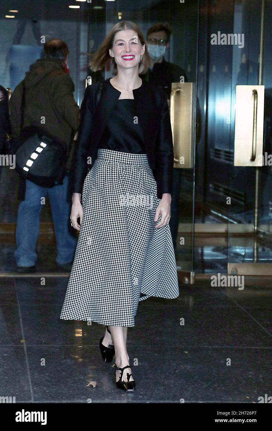 Rosamund pike 2021 hi-res stock photography and images - Alamy