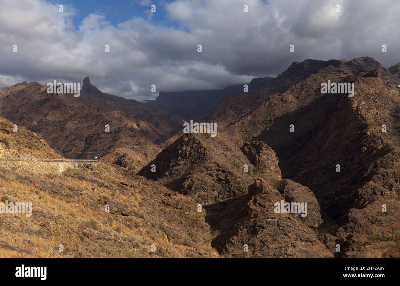 Gran Canaria, landscape of the central montainous part of the island around freshwater reservoir  Presa del Parralillo, viewpoint Mirador del Molino Stock Photo