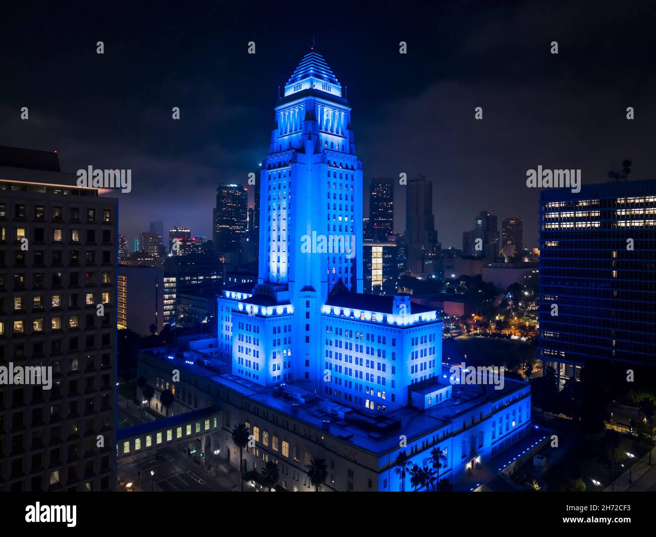 Los Angeles, USA. 18th Nov, 2021. Los Angeles City Hall lit in blue light to honor those who lost their lives to COVID-19. Over 26,000 people have lost their lives to COVID-19 in Los Angeles County. The city is hosting a three day virtual event, Strength and Love LA, to mark the event. 11/18/2021 Los Angeles, CA., USA (Photo by Ted Soqui/SIPA USA) Credit: Sipa USA/Alamy Live News Stock Photo