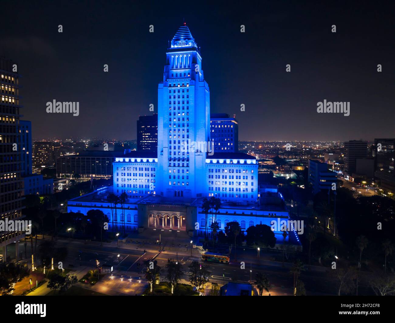 Los Angeles, USA. 18th Nov, 2021. Los Angeles City Hall lit in blue light to honor those who lost their lives to COVID-19. Over 26,000 people have lost their lives to COVID-19 in Los Angeles County. The city is hosting a three day virtual event, Strength and Love LA, to mark the event. 11/18/2021 Los Angeles, CA., USA (Photo by Ted Soqui/SIPA USA) Credit: Sipa USA/Alamy Live News Stock Photo