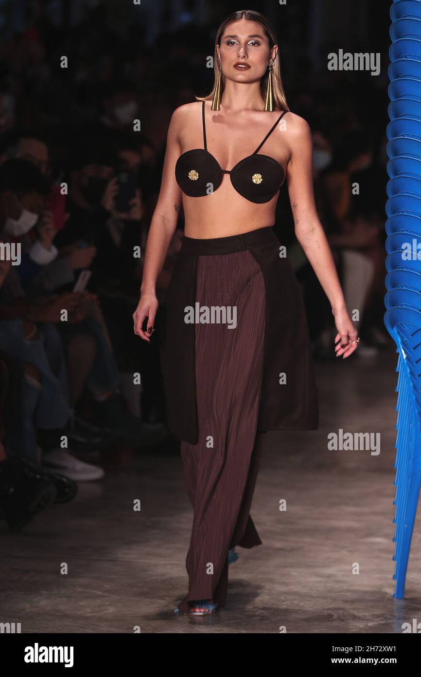 SP - Sao Paulo - 11/17/2021 - SAO PAULO, SAO PAULO FASHION WEEK - Brazilian model Sasha Meneghel parades for the Misci brand during the 52nd Sao Paulo Fashion Week (SPFW) at the Pavilhao das Culturas Brasileiras, in Ibirapuera Park, in city of Sao Paulo, this Friday (19). Photo: Ettore Chiereguini/AGIF/Sipa USA Credit: Sipa USA/Alamy Live News Stock Photo