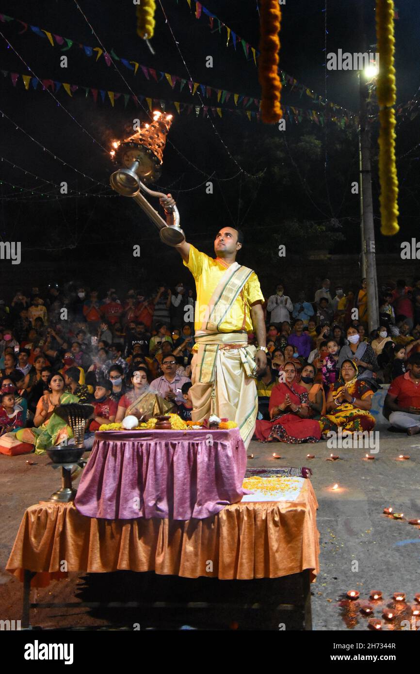 Howrah, West Bengal, India. 19th Nov, 2021. Ganga Aarti, the offering prayer to the Ganges is held daily at evening in Winter at Ramkrishnapur ghat, Howrah. Priests are performing this ritual by carrying diya and moving it up and down in a rhythmic tune of bhajan on the auspicious day of Kartik Purnima signifying bhakti to Lord Vishnu. (Credit Image: © Biswarup Ganguly/Pacific Press via ZUMA Press Wire) Credit: ZUMA Press, Inc./Alamy Live News Stock Photo